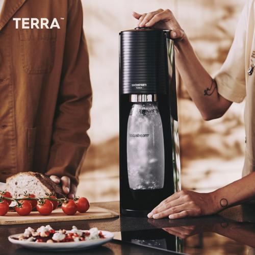 SodaStream Wassersprudler TERRA Vorteilspack mit CO2-Zylinder, 2x 1L spülmaschinenfeste Kunststoff-Flasche und 1x 0,5L spülmaschinenfeste Kunststoff-Flasche, Höhe 44cm, Schwarz