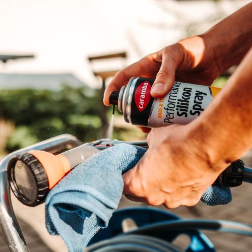 Caramba Performance Silikon Spray, Gleitspray zum Pflegen und Schützen, Schmieröl für Kunststoff, Gummi und Metall, Farblos und Geruchsarm, 300 ml