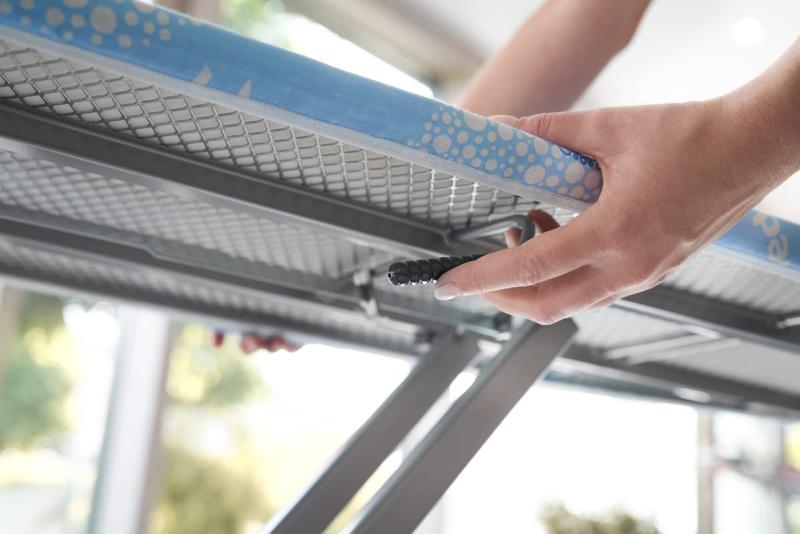 Vileda Solid Plus Bügelbrett, Bügeltisch für Dampfbügelstation, Bügelfläche 44 x 122 cm, Blau