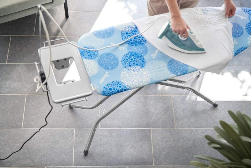 Vileda Solid Plus Bügelbrett, Bügeltisch für Dampfbügelstation, Bügelfläche 44 x 122 cm, Blau