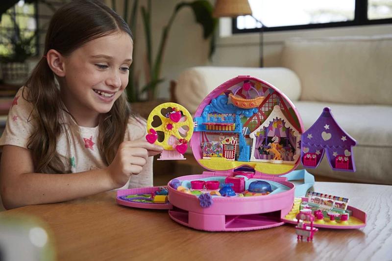 Polly Pocket GKL60 - Polly Pocket „Klein – ganz groß“ Freizeitpark Rucksack mit verstellbaren Trägern, 2 kleinen Puppen, einem Eiswagen und Fahrgeschäften
