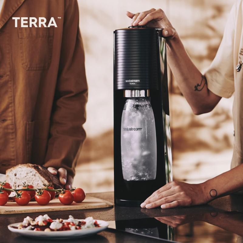 SodaStream Wassersprudler TERRA Vorteilspack mit CO2-Zylinder, 2x 1L spülmaschinenfeste Kunststoff-Flasche und 1x 0,5L spülmaschinenfeste Kunststoff-Flasche, Höhe 44cm, Schwarz