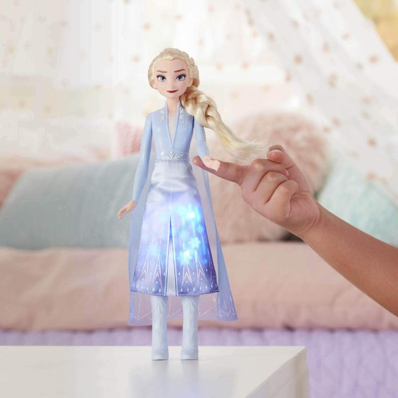 Hasbro E7000ES0 Disney Die Eiskönigin 2 Lichtzauber ELSA, aufleuchtende Modepuppe