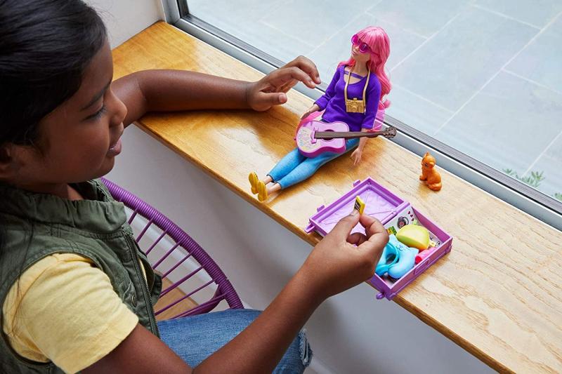 Barbie FWV26 -Puppe Daisy (kurvig mit pinkfarbenem Haar) und Kätzchen